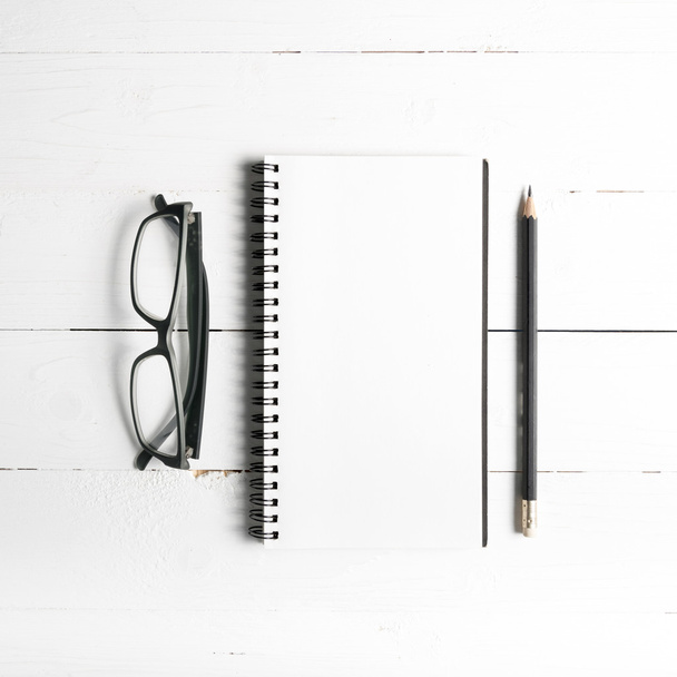 pencil and notepad with eyeglasses - Foto, Imagen