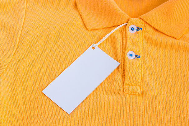 paitaan kiinnitetty tyhjä valkoinen etiketti tai tunniste
 - Valokuva, kuva