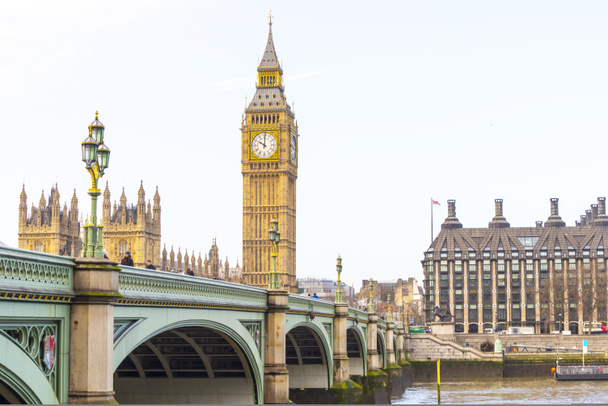 Биг Бен с Вестминстерским мостом и парламентом ЕС в Лондоне
 - Фото, изображение
