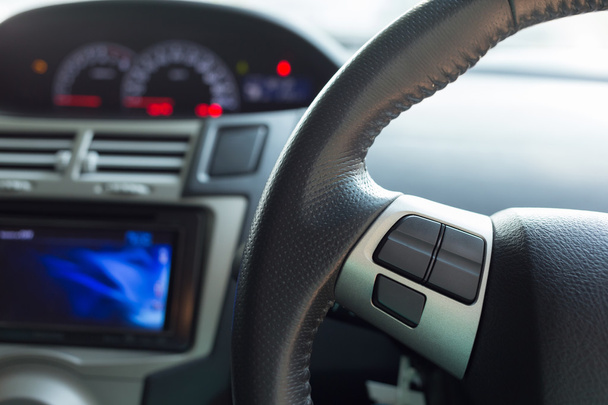 σύστημα ελέγχου κενό κουμπί στο τιμόνι αυτοκινήτου - Φωτογραφία, εικόνα
