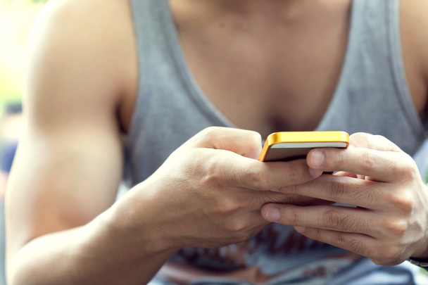 Styl życia młody mężczyzna z telefonu komórkowego za pomocą wiadomości SMS-y - Zdjęcie, obraz
