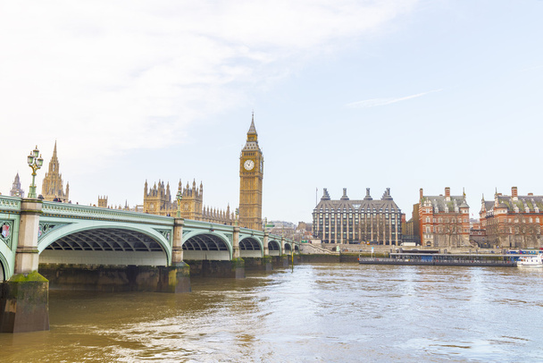 Big Ben et les chambres du Parlement avec pont et rivière de la Tamise à
 - Photo, image