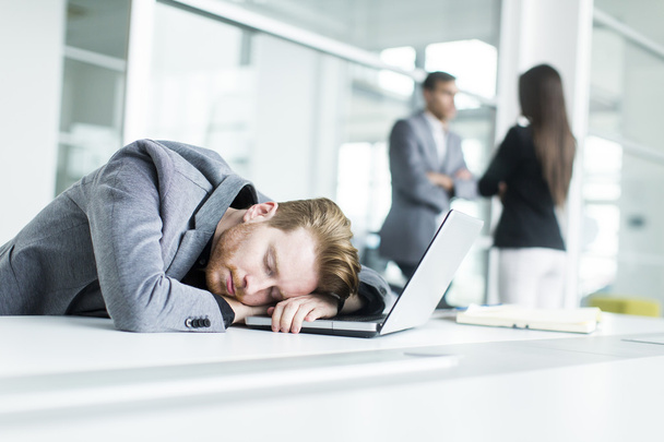 Hombre durmiendo en la oficina
 - Foto, imagen