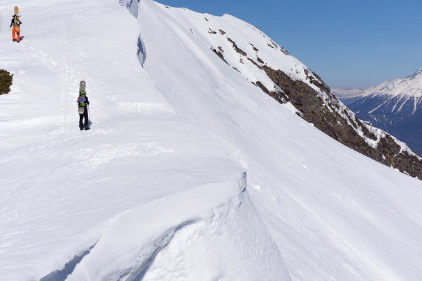 Snowboardosok gyaloglás felfelé freeride - Fotó, kép