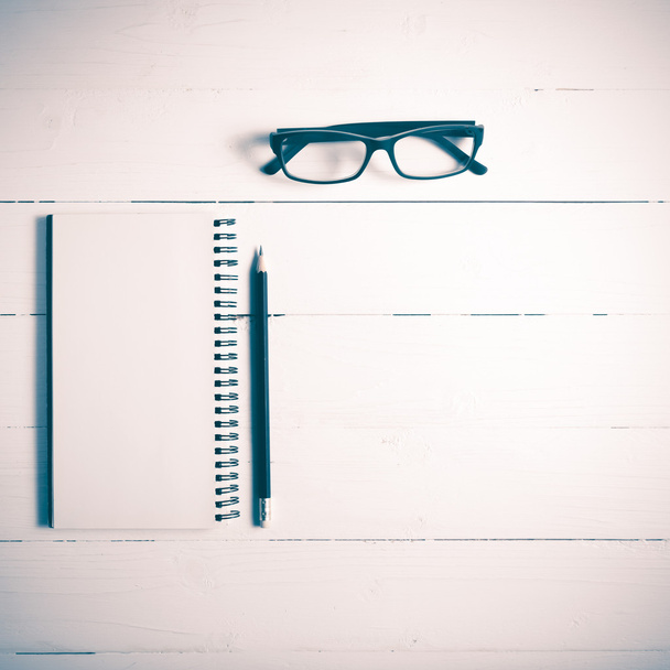 pencil and notepad with eyeglasses vintage style - Fotoğraf, Görsel