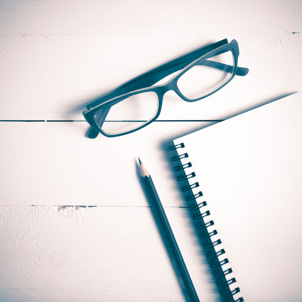 pencil and notepad with eyeglasses vintage style - Fotografie, Obrázek
