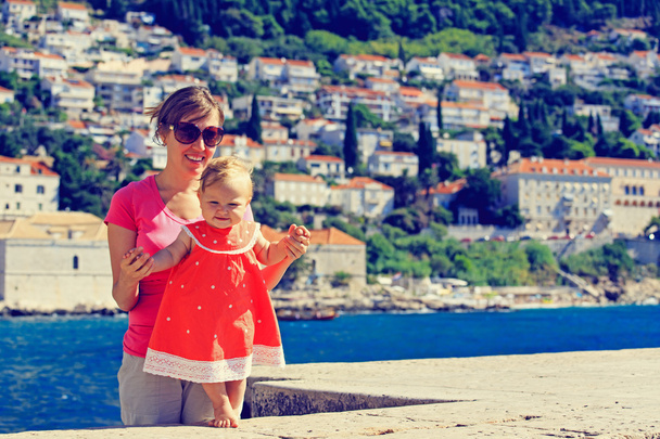母とヨーロッパの海では小さな娘 - 写真・画像