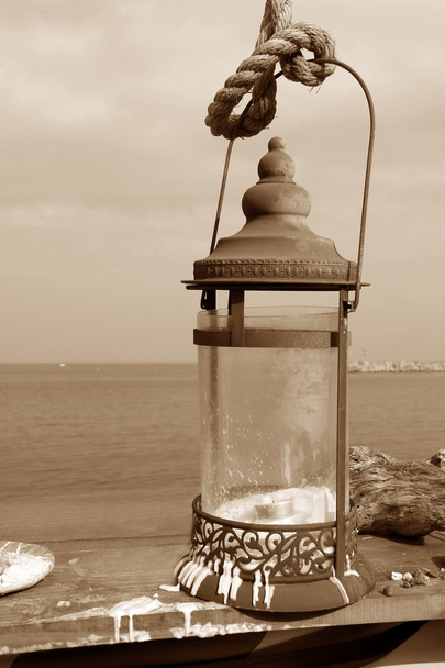 Ліхтарі біля моря на сепі
 - Фото, зображення