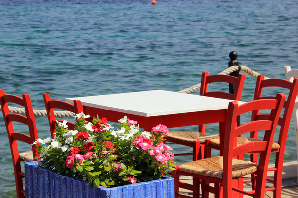 Görög taverna, fából készült székekkel - Fotó, kép