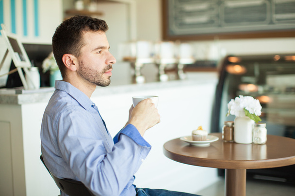 Hombre disfrutando de una taza de café - Foto, imagen