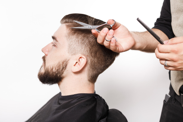 Friseur rasiert jungen Mann - Foto, Bild