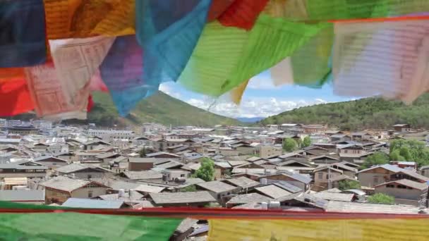 Buddhista tibeti imazászló integetett a szél, a Shangri-La Yunnan, Kína. - Felvétel, videó