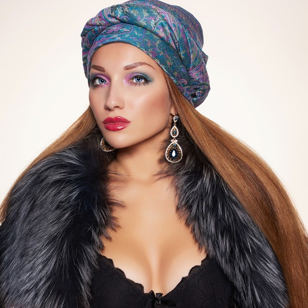 sexy žena v srsti a arabských turban - Fotografie, Obrázek