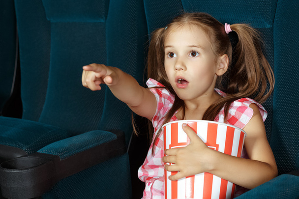 Little girl pointing to screen during film - Foto, Imagem