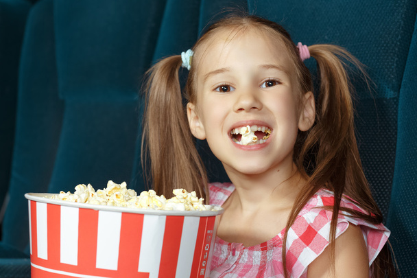 Adorable little girl with popcorn - Fotoğraf, Görsel