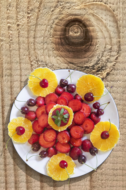 Piatto di arancia e fragole fette con ciliegie isolate su sfondo bianco
 - Foto, immagini