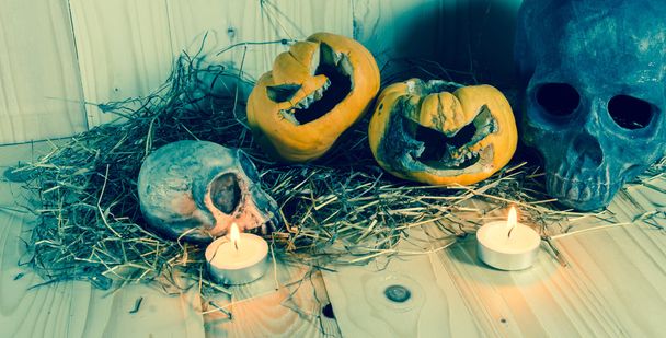 calabaza de Halloween podrida con luz de vela sobre fondo de madera
 - Foto, Imagen