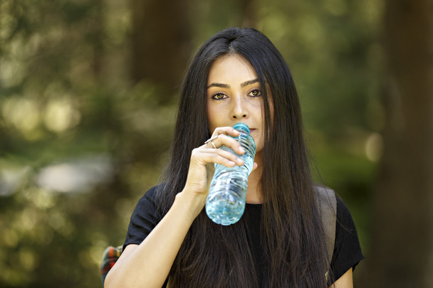 Krásná mladá žena turista v parku. Pít vodu. - Fotografie, Obrázek