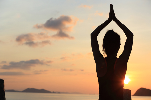 Yoga-Frau meditiert - Foto, Bild