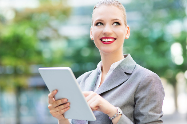 Businesswoman using digital tablet - Valokuva, kuva