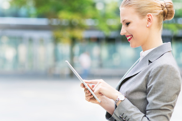 Geschäftsfrau nutzt digitales Tablet - Foto, Bild