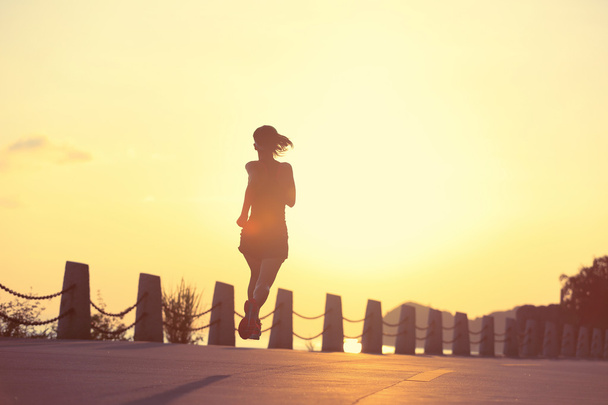 a tengerparti nyomvonal futás fitness nő - Fotó, kép