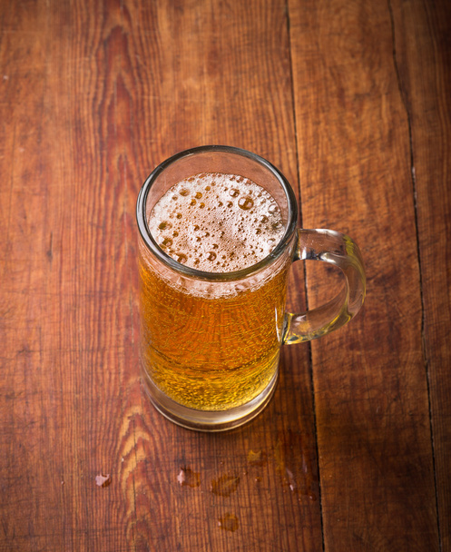 Taza de cerveza sobre fondo de madera
 - Foto, imagen