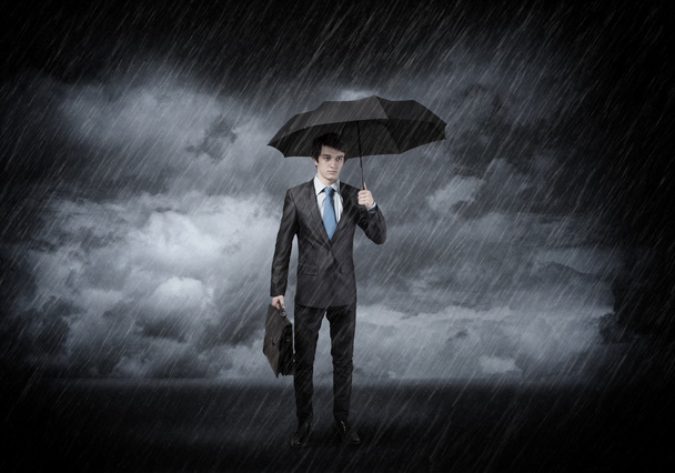 молодий бізнесмен з парасолькою
 - Фото, зображення