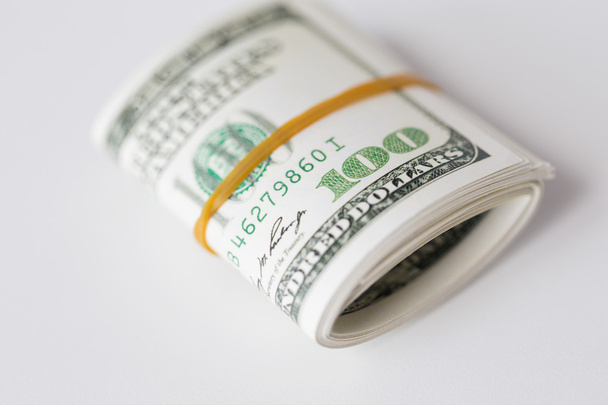 lähikuva dollarin rahapaketti sidottu kumilla
 - Valokuva, kuva