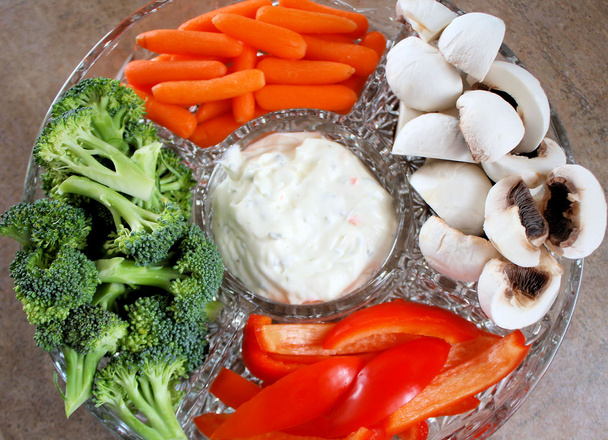Bandeja de verduras con salsa cremosa
 - Foto, imagen