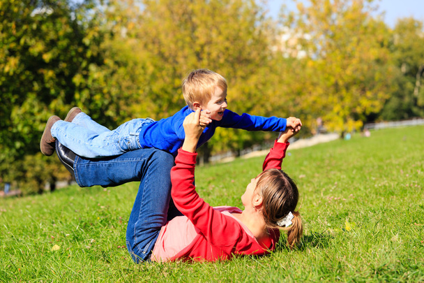 madre e hijo jugando al aire libre
 - Foto, Imagen