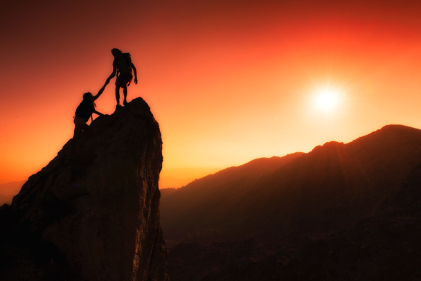 Equipo de escaladores ayuda a conquistar la cumbre
 - Foto, Imagen