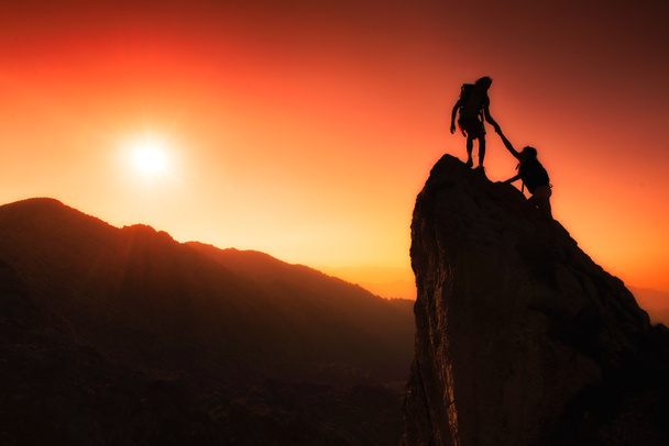 Equipo de escaladores ayuda a conquistar la cumbre
 - Foto, Imagen