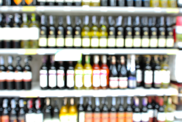 Flou abstrait ou fond flou de bouteilles de vin sur étagère
 - Photo, image