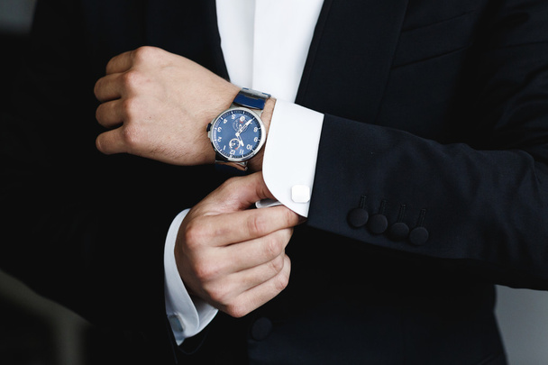 the groom puts on a watch - Фото, изображение