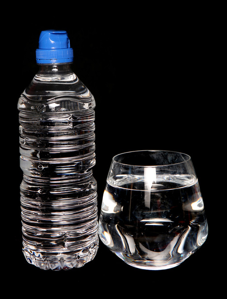 Leitungswasser und abgefülltes Quellwasser  - Foto, Bild