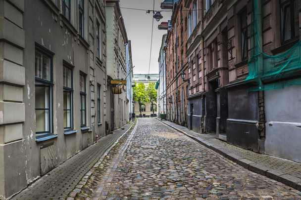 Rano ulica w średniowiecznego Starego miasta Riga, Łotwa. Garderoby - Zdjęcie, obraz