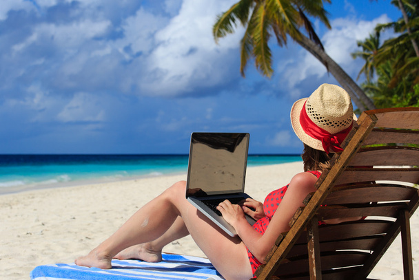 woman with laptop on tropical vacation - Photo, Image