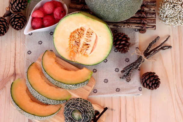 Orange Cantaloupe Melone Frucht saftig auf Holz Hintergrund. - Foto, Bild