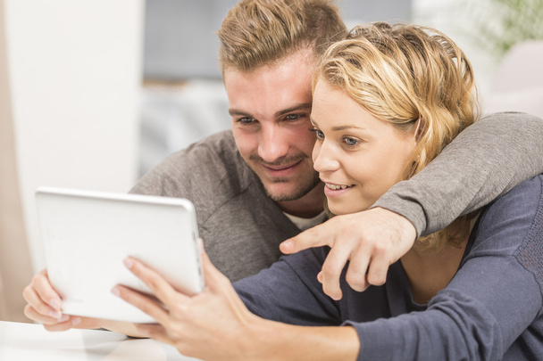 young couple using touchpad - Foto, afbeelding