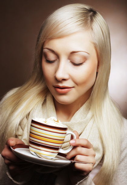 young pretty woman drinking coffee - Fotó, kép