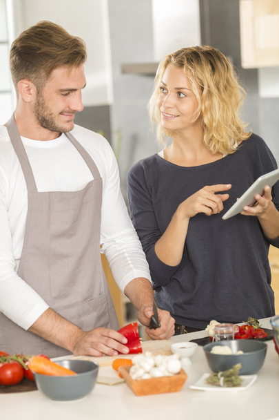 junges Paar in Küche kocht gemeinsam Abendessen - Foto, Bild