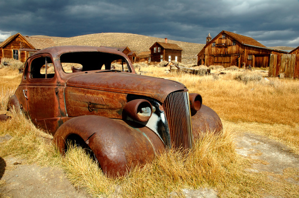 rozsdás régi autó - Fotó, kép