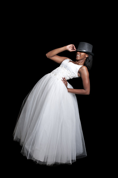 Zwarte vrouw in trouwjurk - Foto, afbeelding