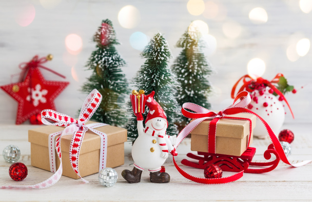 Navidad muñeco de nieve y cajas de regalo
 - Foto, Imagen