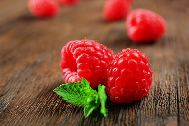 Fresh red raspberries on wooden table, closeup - Zdjęcie, obraz