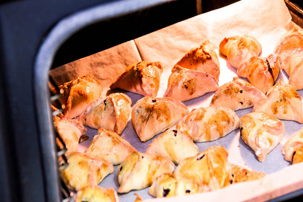 Домашняя хаманташен в горячей печи сразу после выпечки
 - Фото, изображение