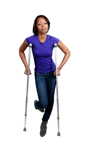 Black Woman on Crutches - Foto, afbeelding