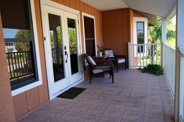 szabadtéri trópusi erkély és ajtók - Fotó, kép