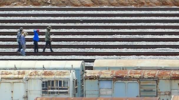 A férfiak séta a vasúti síneket. - Felvétel, videó